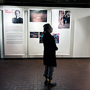 Eine Person steht in der Fotoausstellung „Heiße! Quellen!“ im sam.