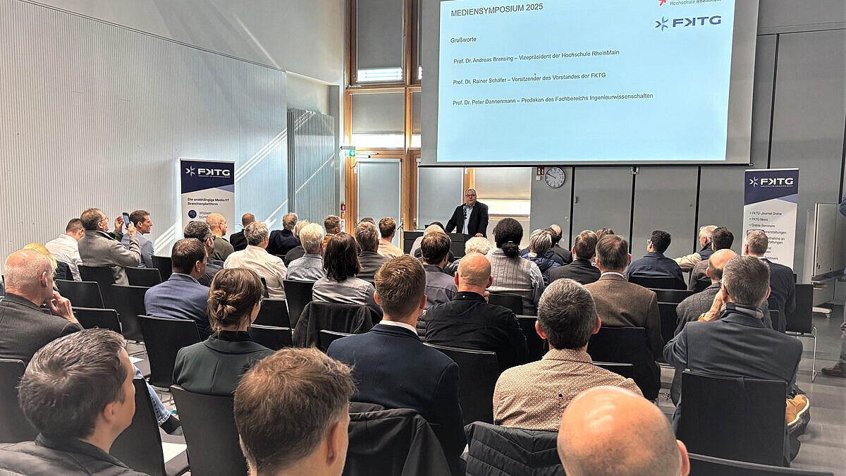 Vizepräsident Prof. Dr. Andreas Brensing begrüßt die Teilnehmenden des Mediensymposiums 2025 am Campus Unter den Eichen. 