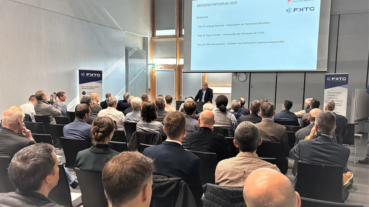 Vizepräsident Prof. Dr. Andreas Brensing begrüßt die Teilnehmenden des Mediensymposiums 2025 am Campus Unter den Eichen. 