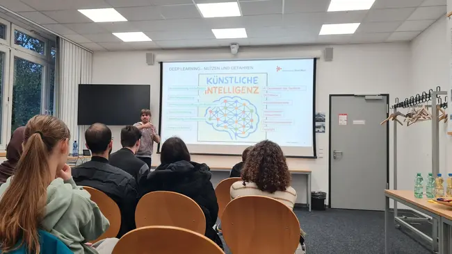 Prof. Dr. Andreas Zinnen zeigt Nutzen und Gefahren von Künstlicher Intelligenz auf.