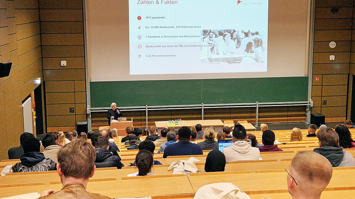 Hochschulpräsidentin Prof. Dr. Eva Waller begrüßt die neuen Studierenden im großen Hörsaal auf dem Campus Rüsselsheim.