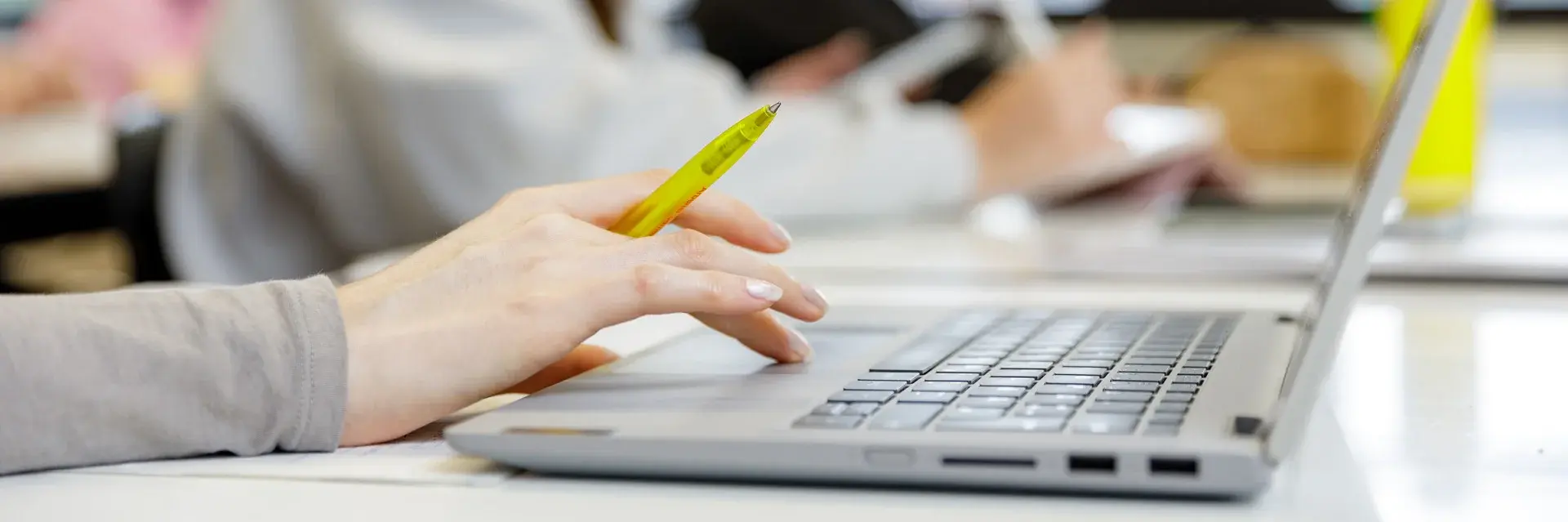 Studentin arbeitet am Laptop