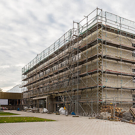 H-Gebäude am Campus Rüsselsheim mit Bauzaun