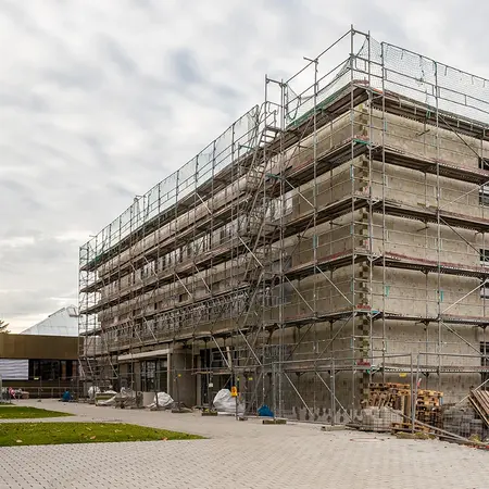 H-Gebäude am Campus Rüsselsheim mit Bauzaun