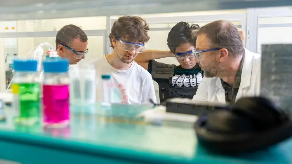 Studenten im Labor Umweltanalytik