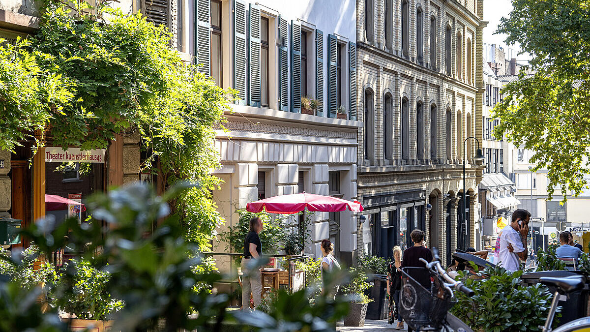 Blick in die belebte Webergasse