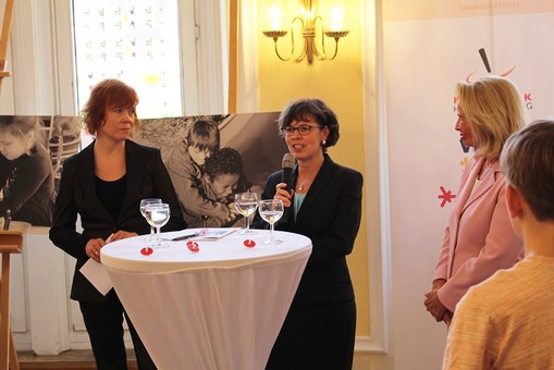 Vizepräsidentin Prof. Dr. Christiane Jost bei der Vorstellung der Wiesbadener Akademie zur Förderung Hochbegabter