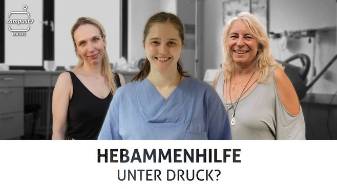 Drei Frauen stehen zusammen, zwei in Alltagkleidung und eine in einem blauen Kittel. Der Text im Bild fragt: „Hebammenhilfe unter Druck?“ und weist auf die Herausforderungen im Bereich der Hebammenhilfe hin.